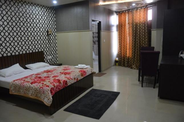 Krazy Hotel Haldwāni Εξωτερικό φωτογραφία